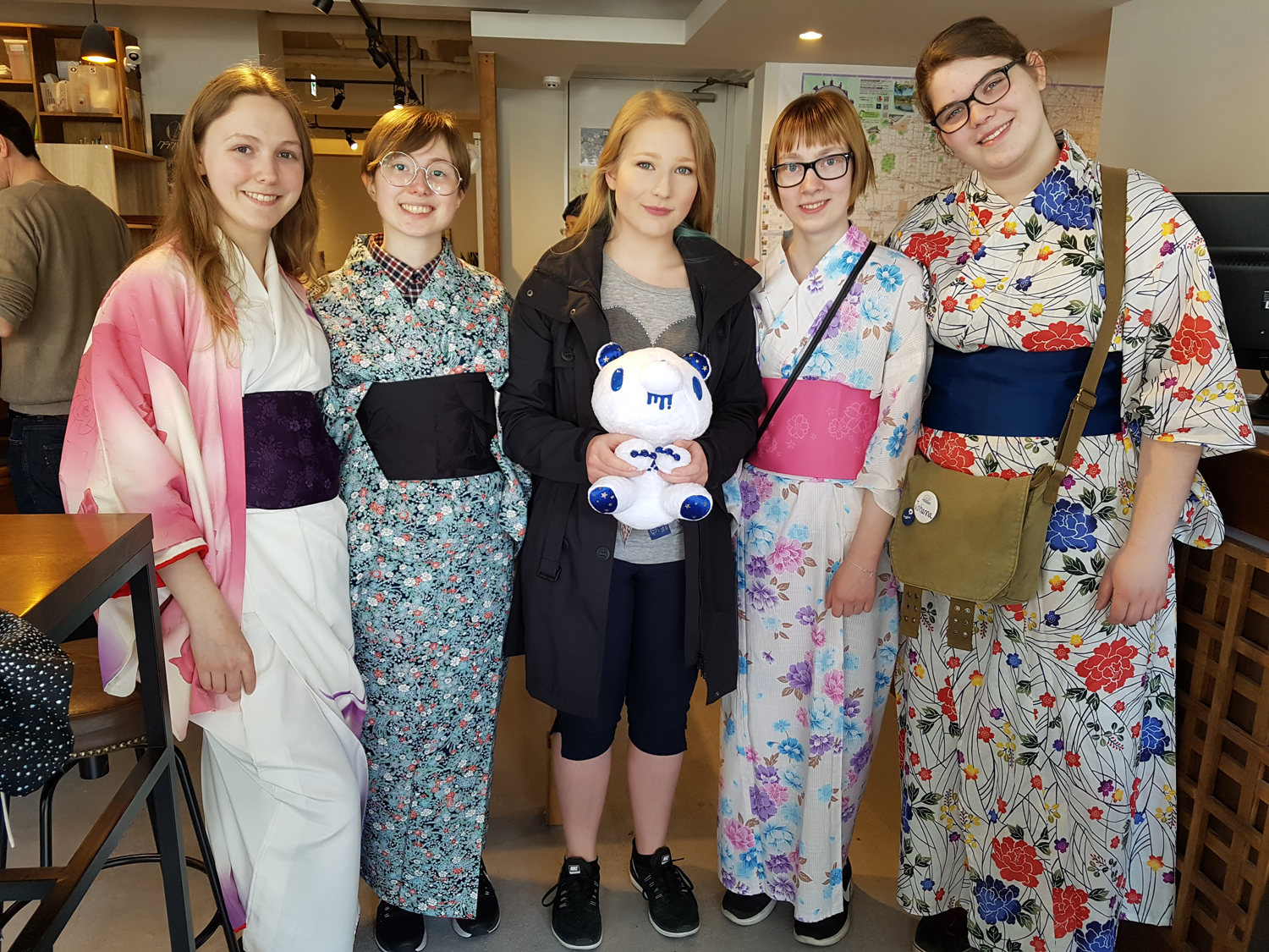 Gruppebilde med fire elevar frå animasjonslinja i kimono
