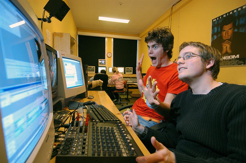 To gutar frå animasjon linja ser entusiastisk på ein dataskjerm