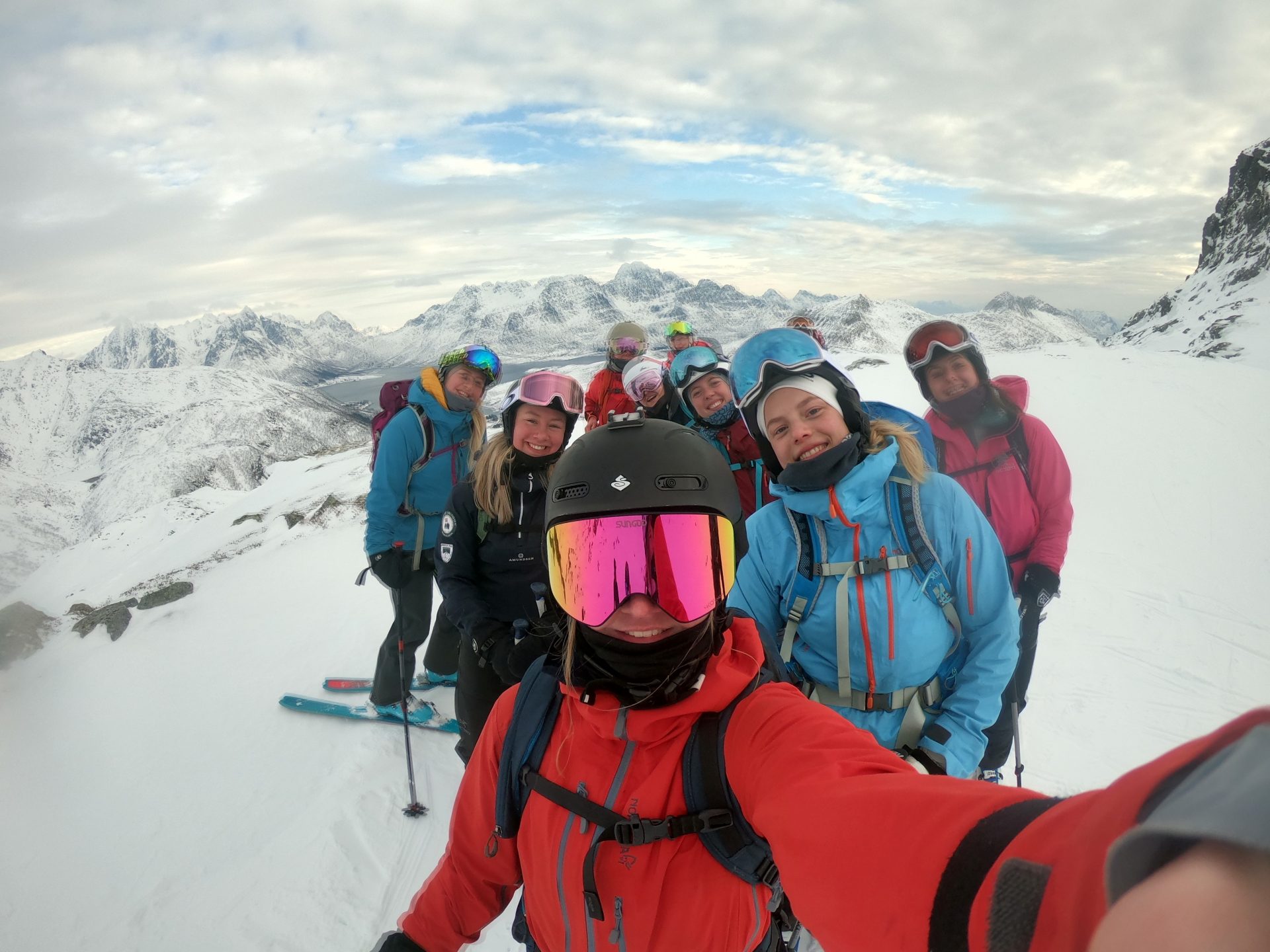 Elevar får Friluftsliv X Norge poserar på ski i Sunnmørsalpane