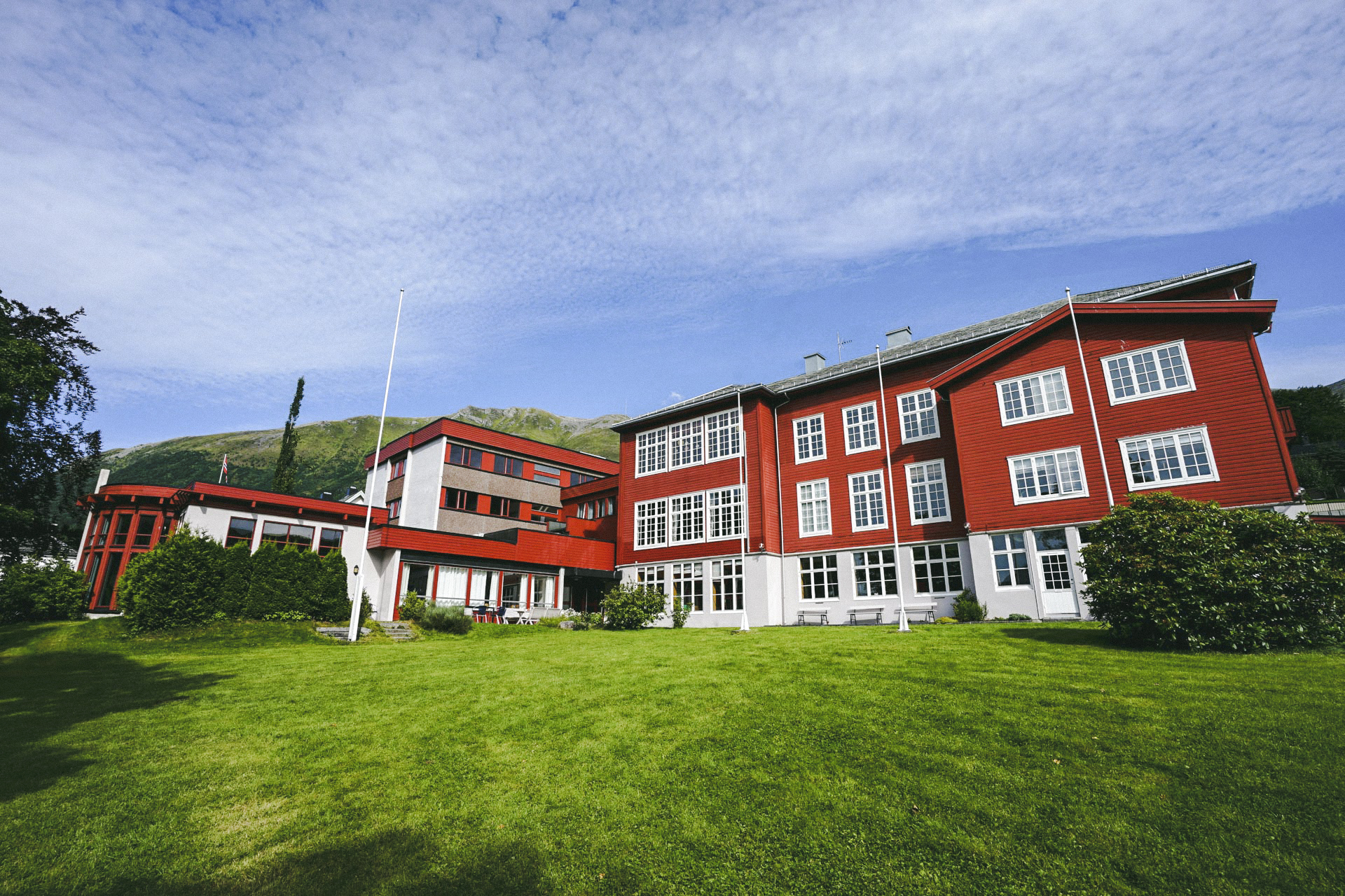 Bilde av bygget med internatet på Møre Folkehøgskule