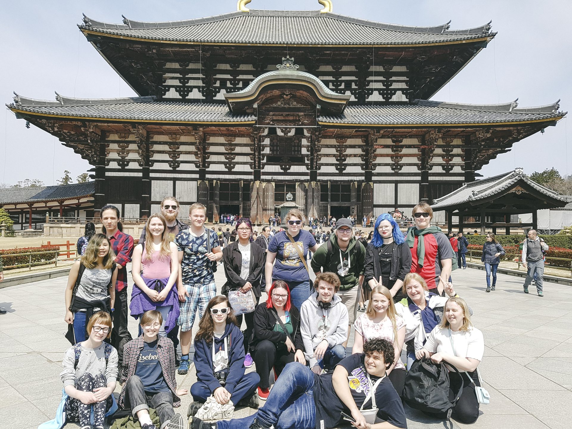 Gruppebilde av studenter frå Møre Folkehøgskule utanfor eit tempel i asia