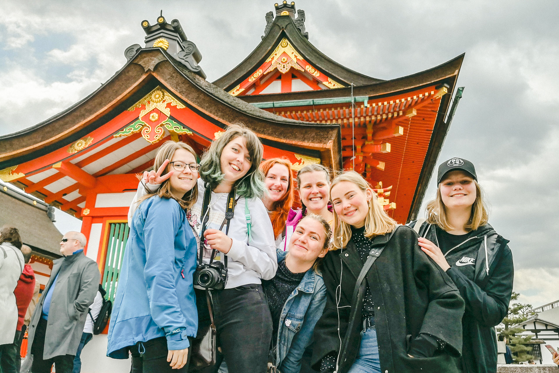 Gruppebilde av elevar frå Midtens rike foran tempel i Kina