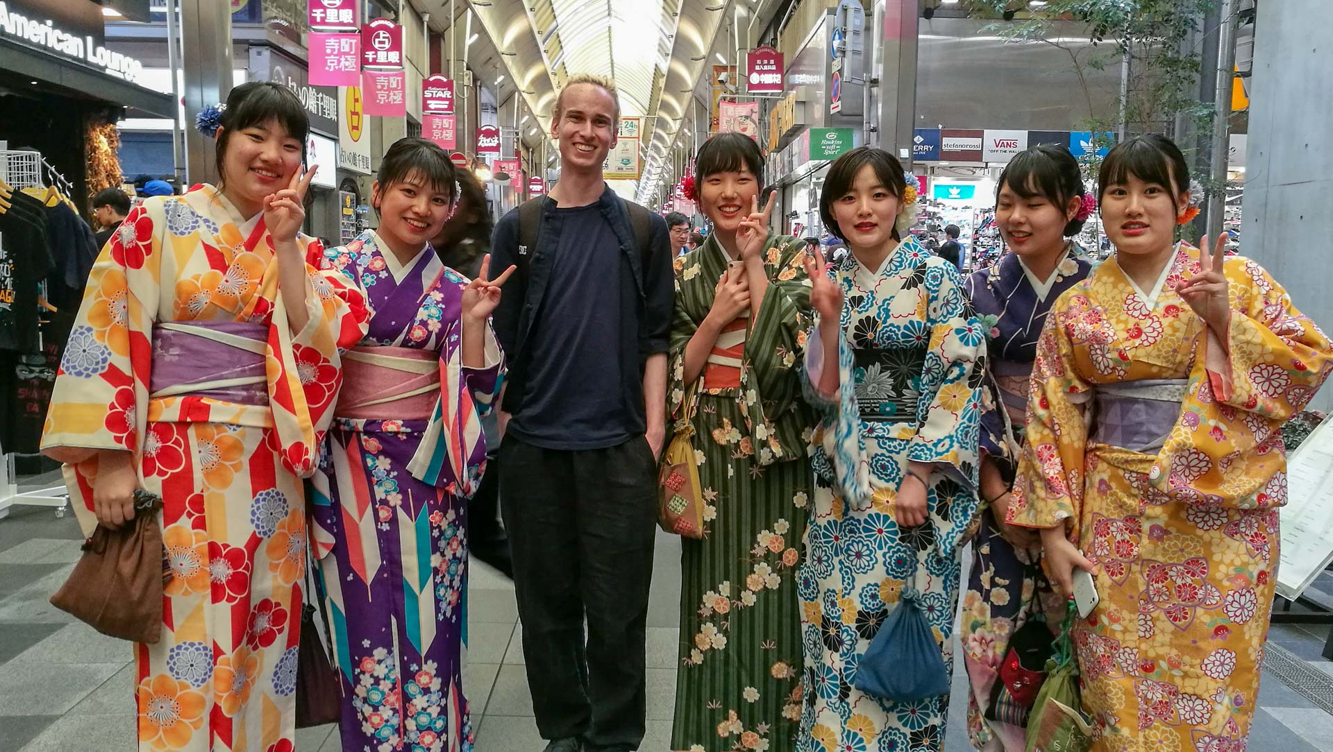 Elev frå Midtens Rike poserar samman med fleire kvinner i Kimono