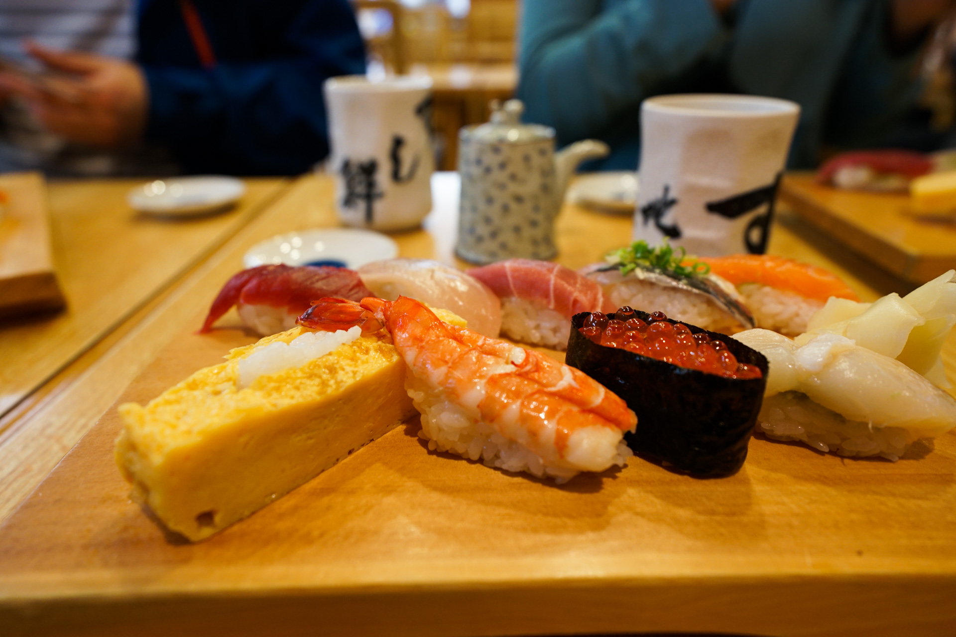 Nærbilde av ein sushirett
