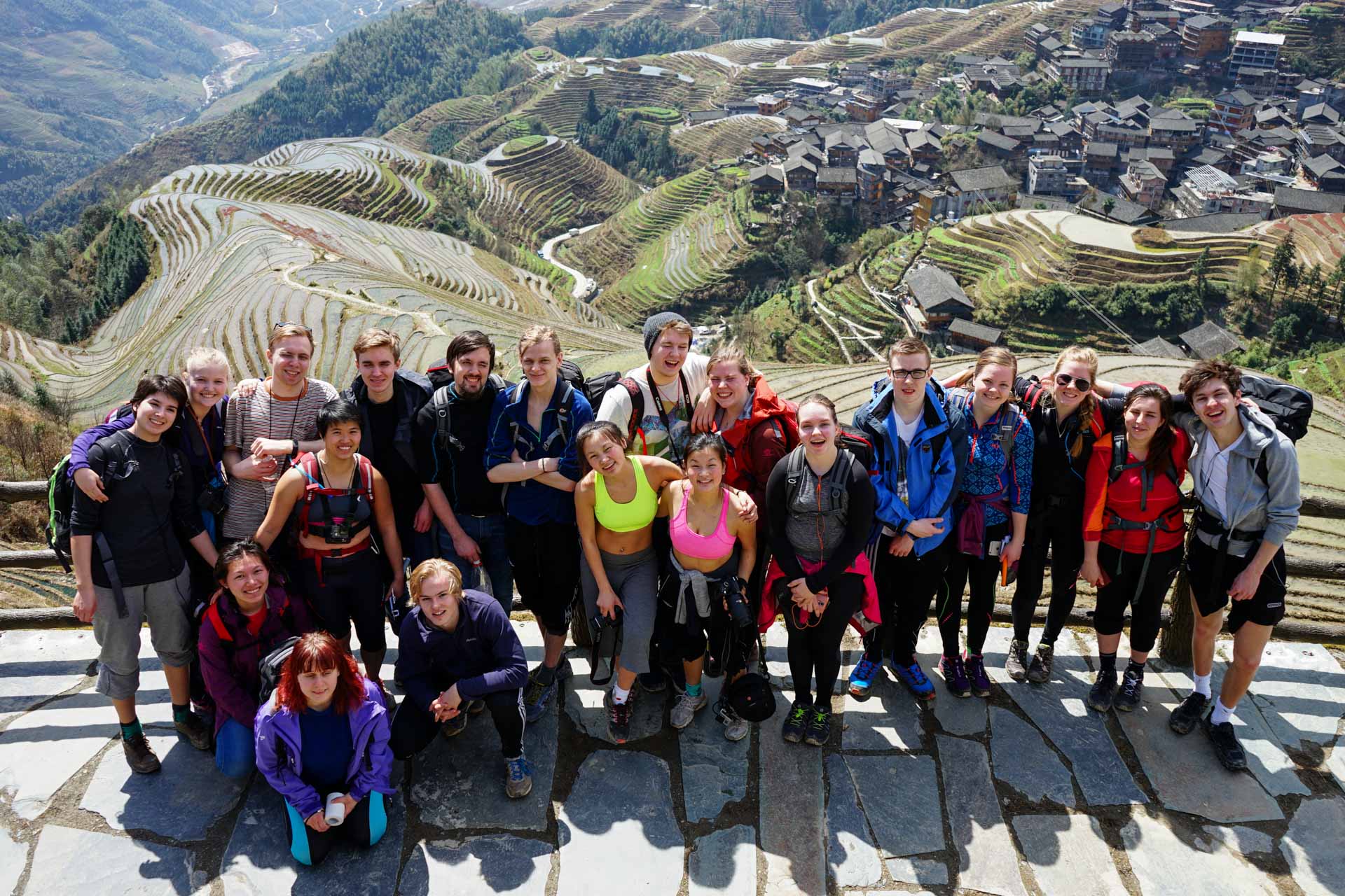 Gruppebilde av Midtens Rike klassa foran risterasse i Kina