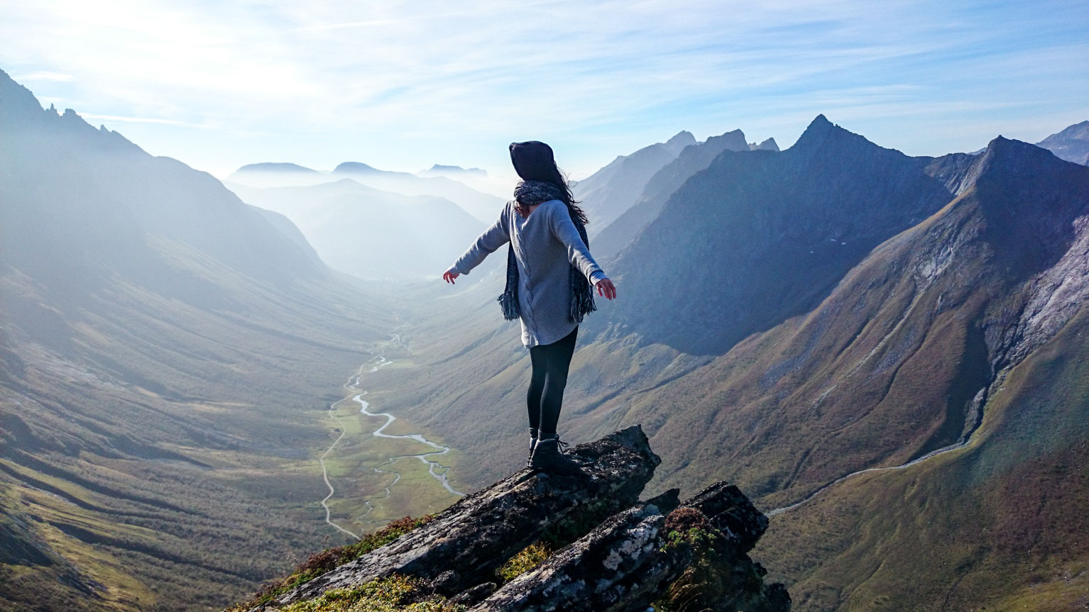 Bilde av ein elev frå Midtens rike klassa som stend på eit utstikkar frå fjellsida mot åpen himmel