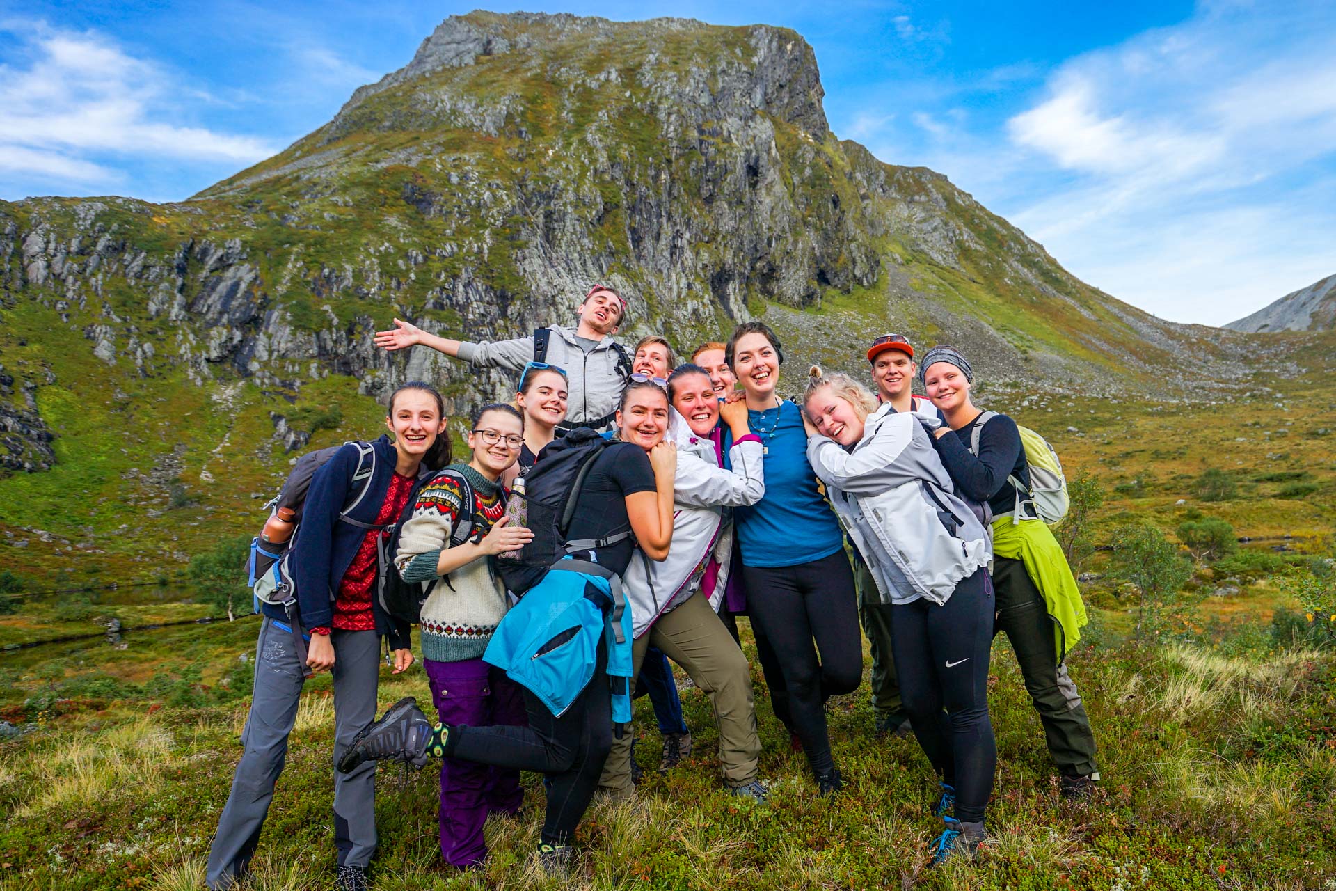 Gruppebilde av Midtens Rike klassa på ein fjelltopp